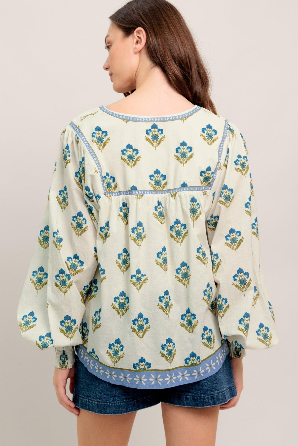 DE TUS SALIDAS POR CAFÉ A TUS FINES DE SEMANA, BLUSA TEJIDA
