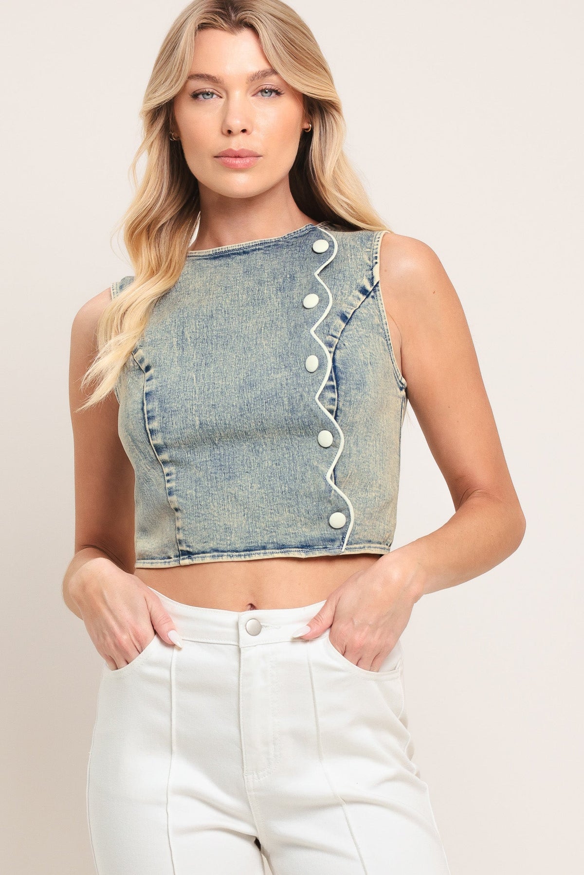 TOP CORTO DE DENIM CON DETALLE DULCE