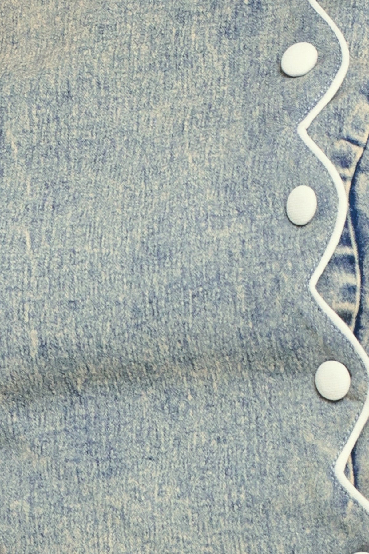 TOP CORTO DE DENIM CON DETALLE DULCE