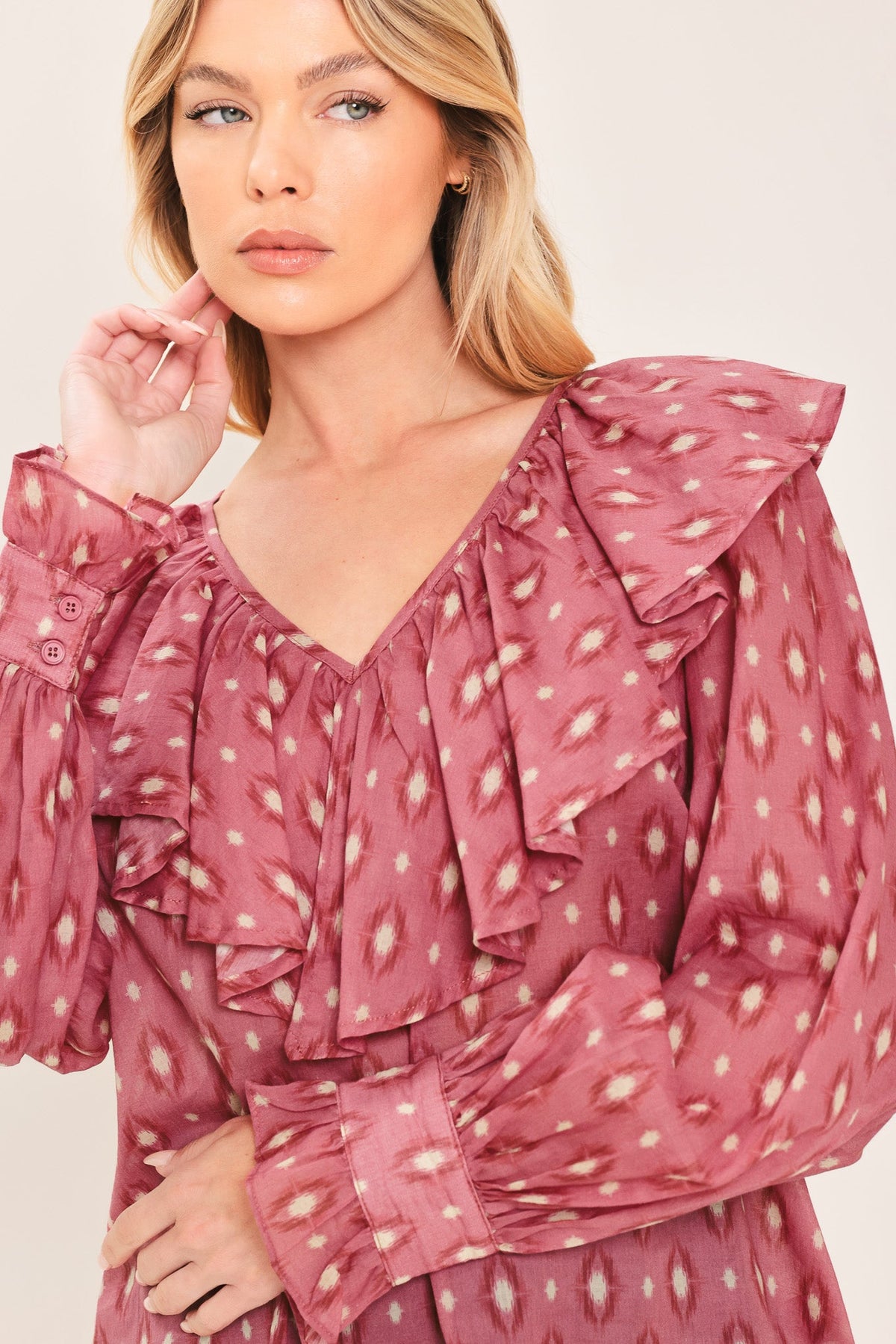 TOP TEJIDO CON VOLANTES ESTAMPADO IKAT ROSA