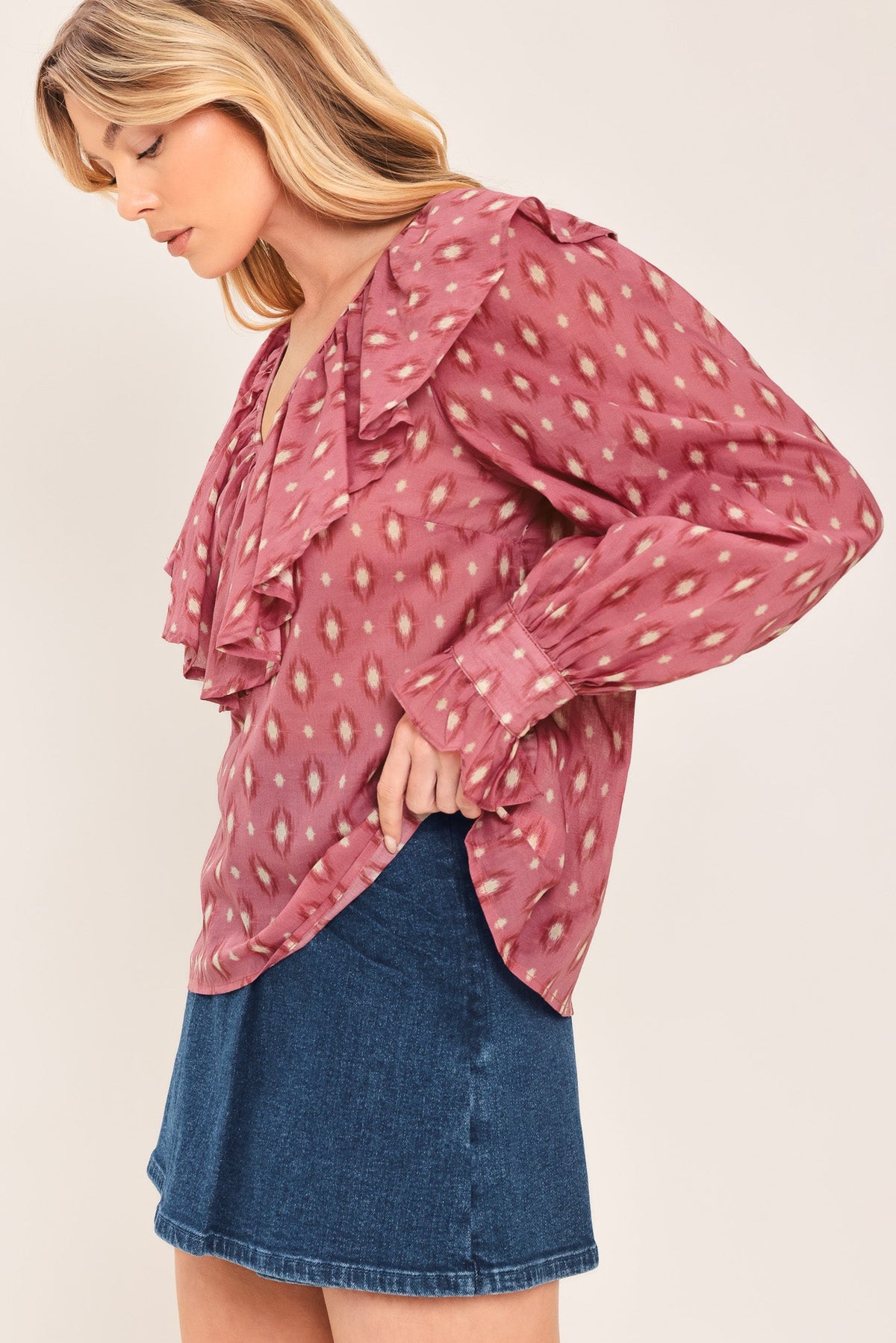 TOP TEJIDO CON VOLANTES ESTAMPADO IKAT ROSA