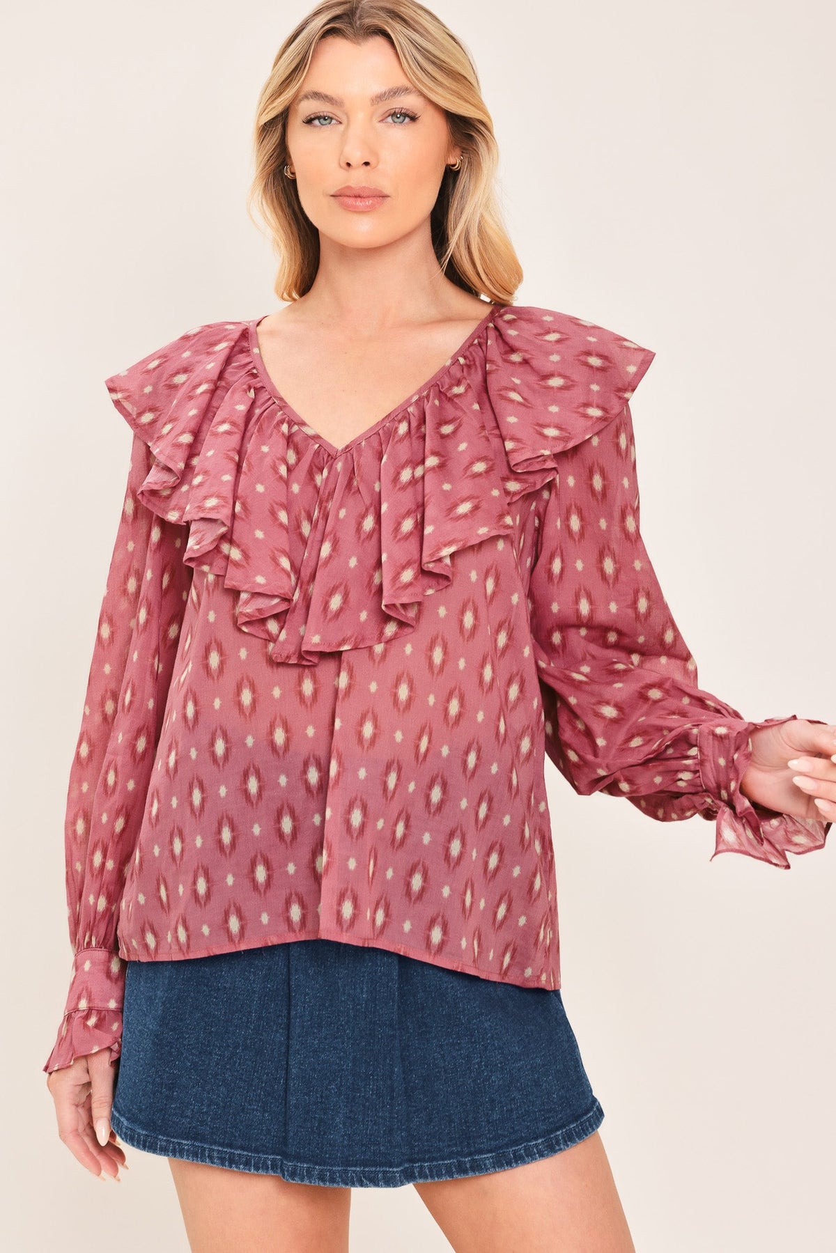 TOP TEJIDO CON VOLANTES ESTAMPADO IKAT ROSA