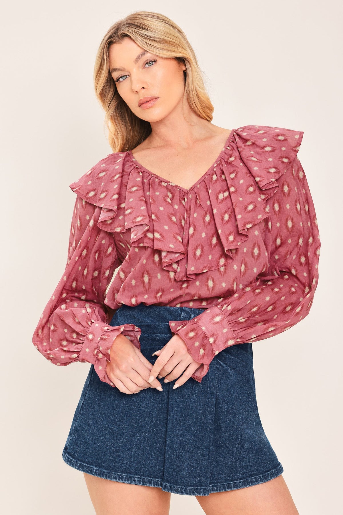 TOP TEJIDO CON VOLANTES ESTAMPADO IKAT ROSA