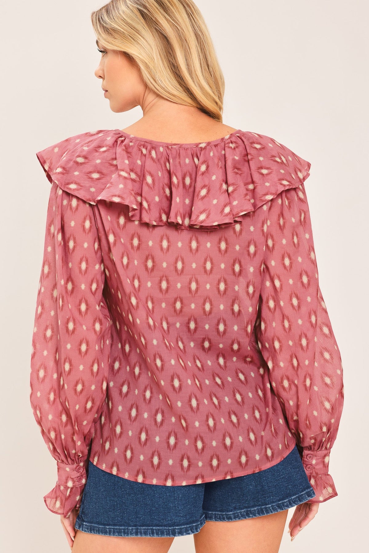 TOP TEJIDO CON VOLANTES ESTAMPADO IKAT ROSA