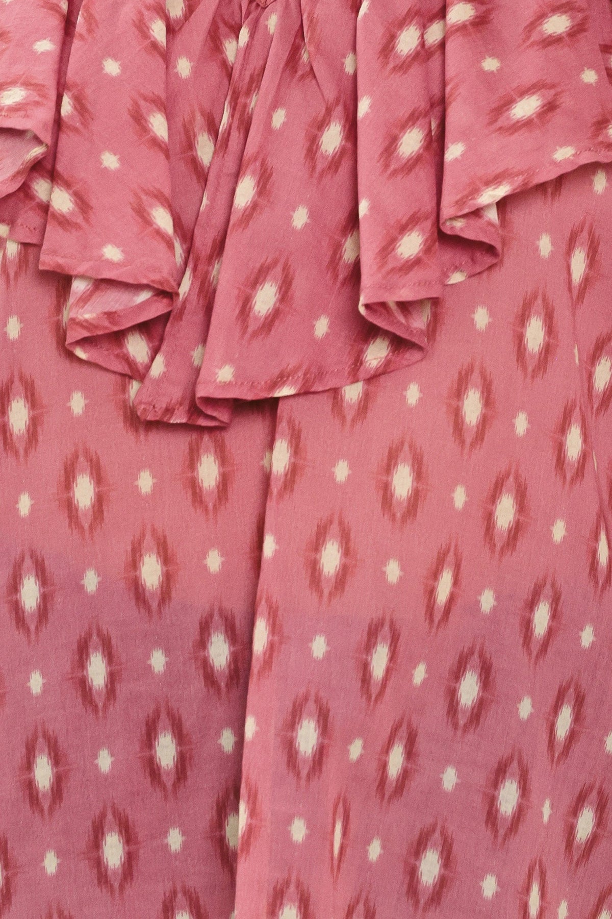 TOP TEJIDO CON VOLANTES ESTAMPADO IKAT ROSA
