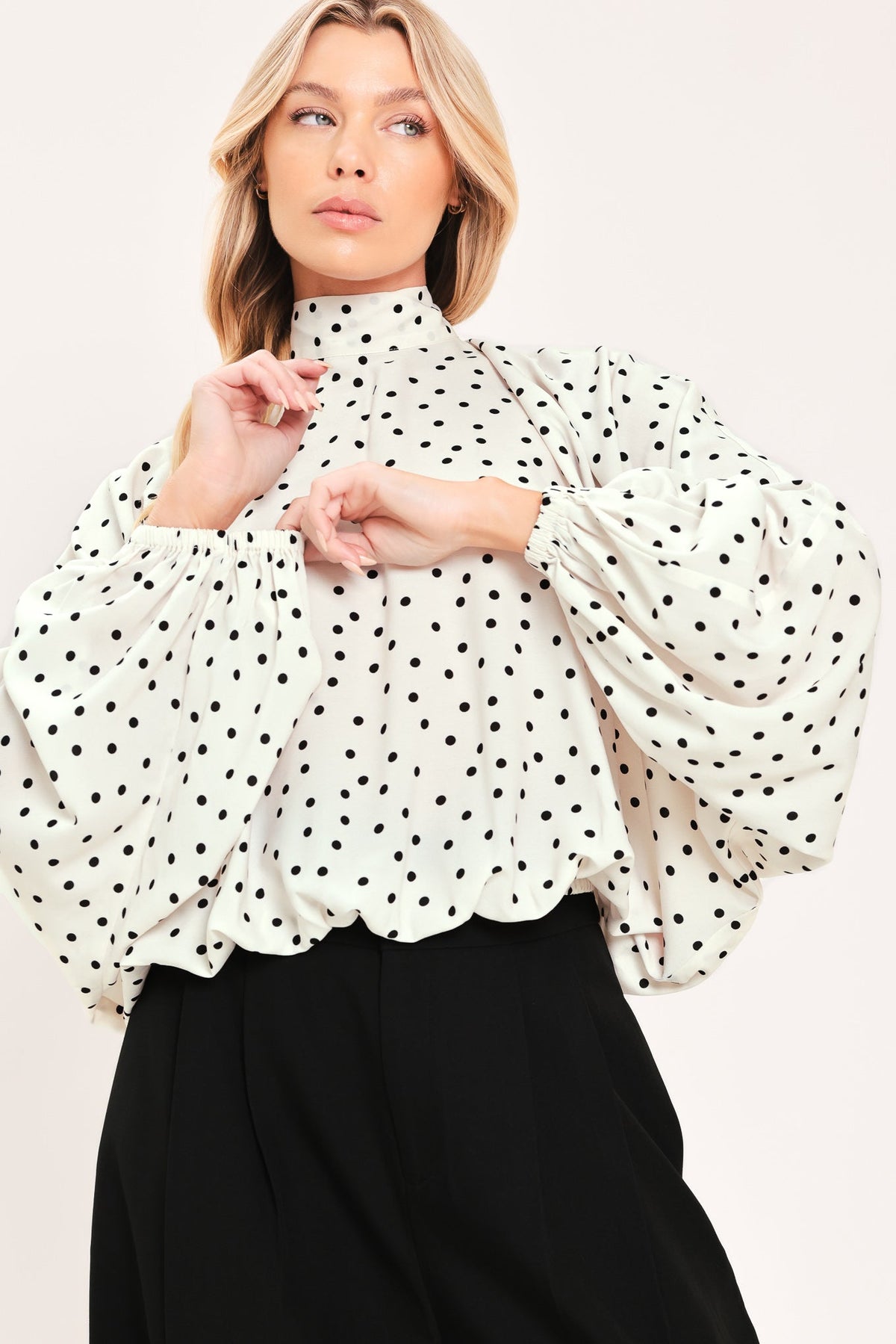 BLUSA TEJIDA ELEGANTE CON MOTAS PERLADAS