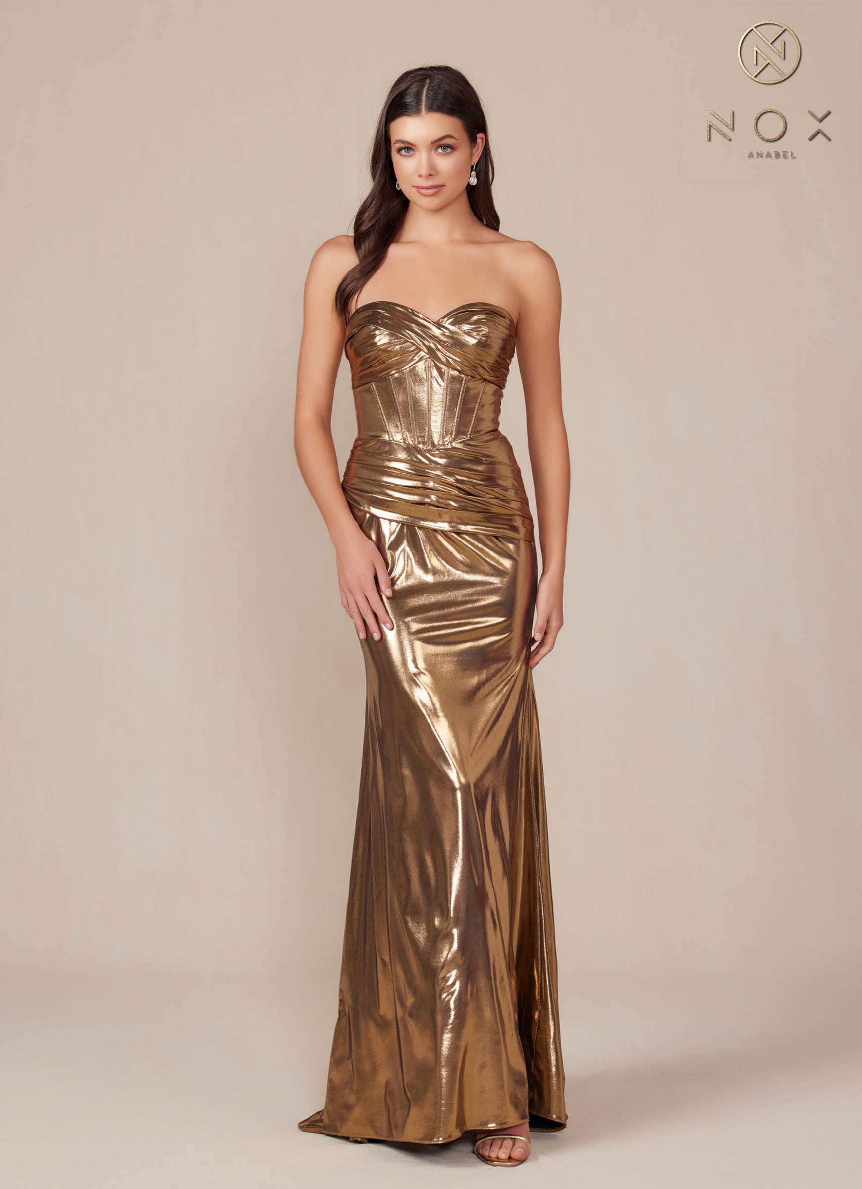 Vestido Anabel T1499 de Nox, palabra de honor, de satén metálico ajustado