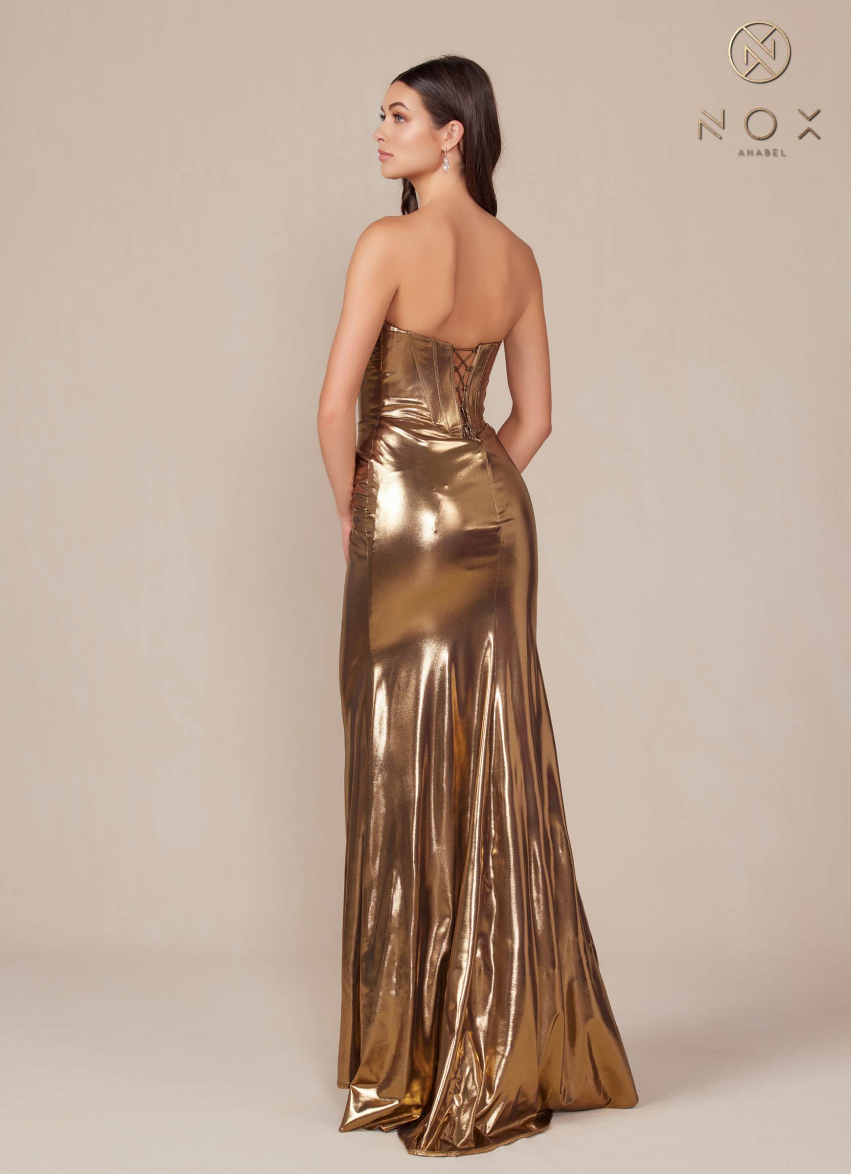 Vestido Anabel T1499 de Nox, palabra de honor, de satén metálico ajustado