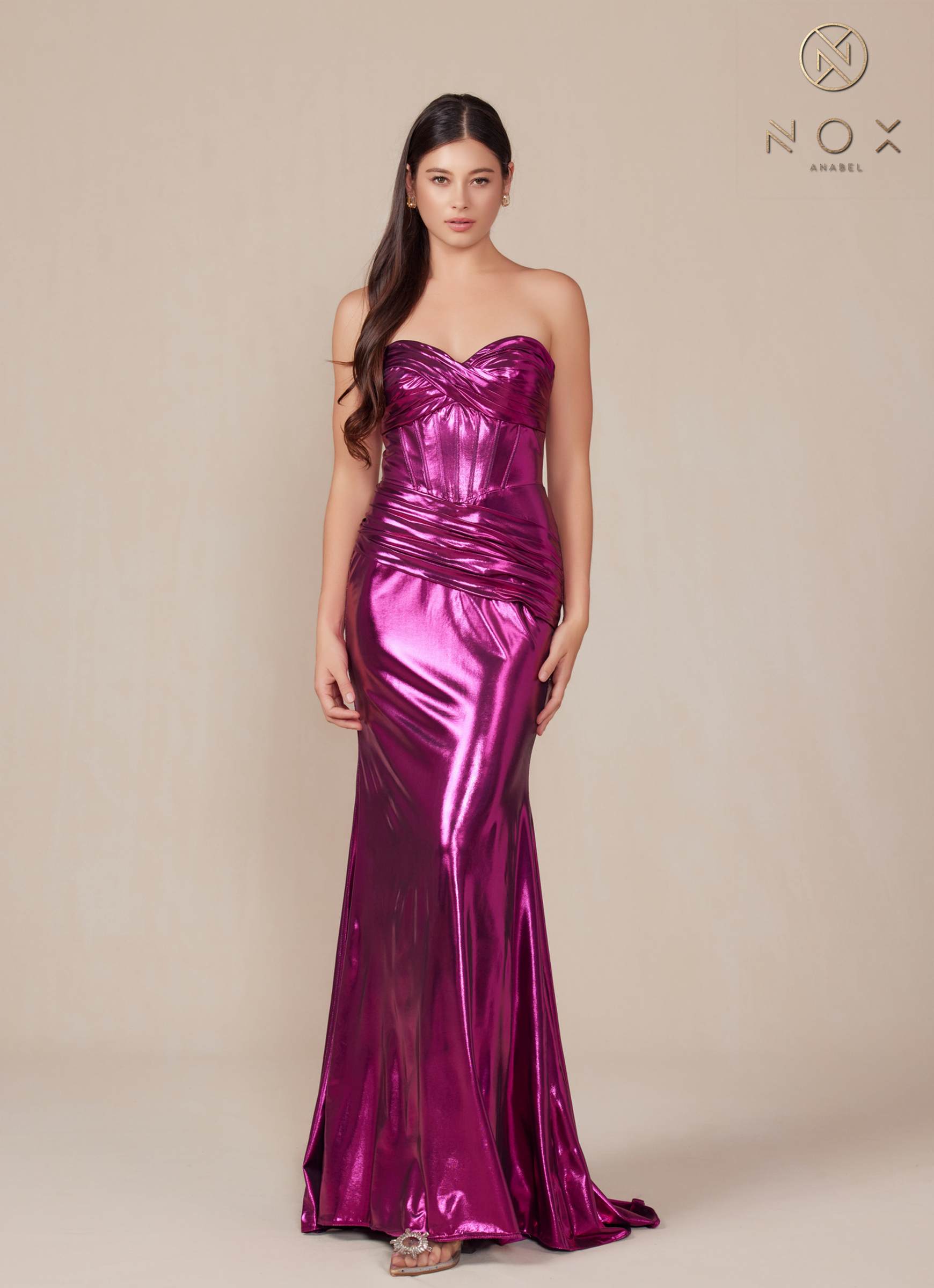 Vestido Anabel T1499 de Nox, palabra de honor, de satén metálico ajustado