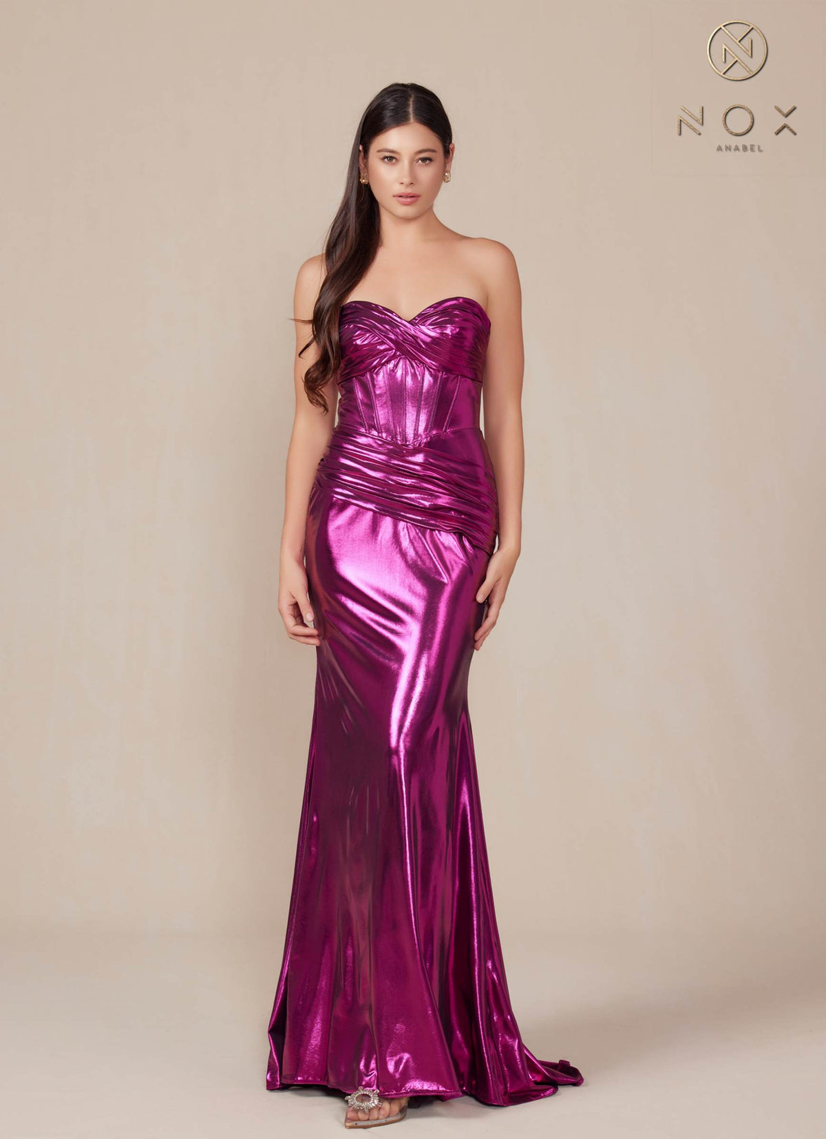 Vestido Anabel T1499 de Nox, palabra de honor, de satén metálico ajustado