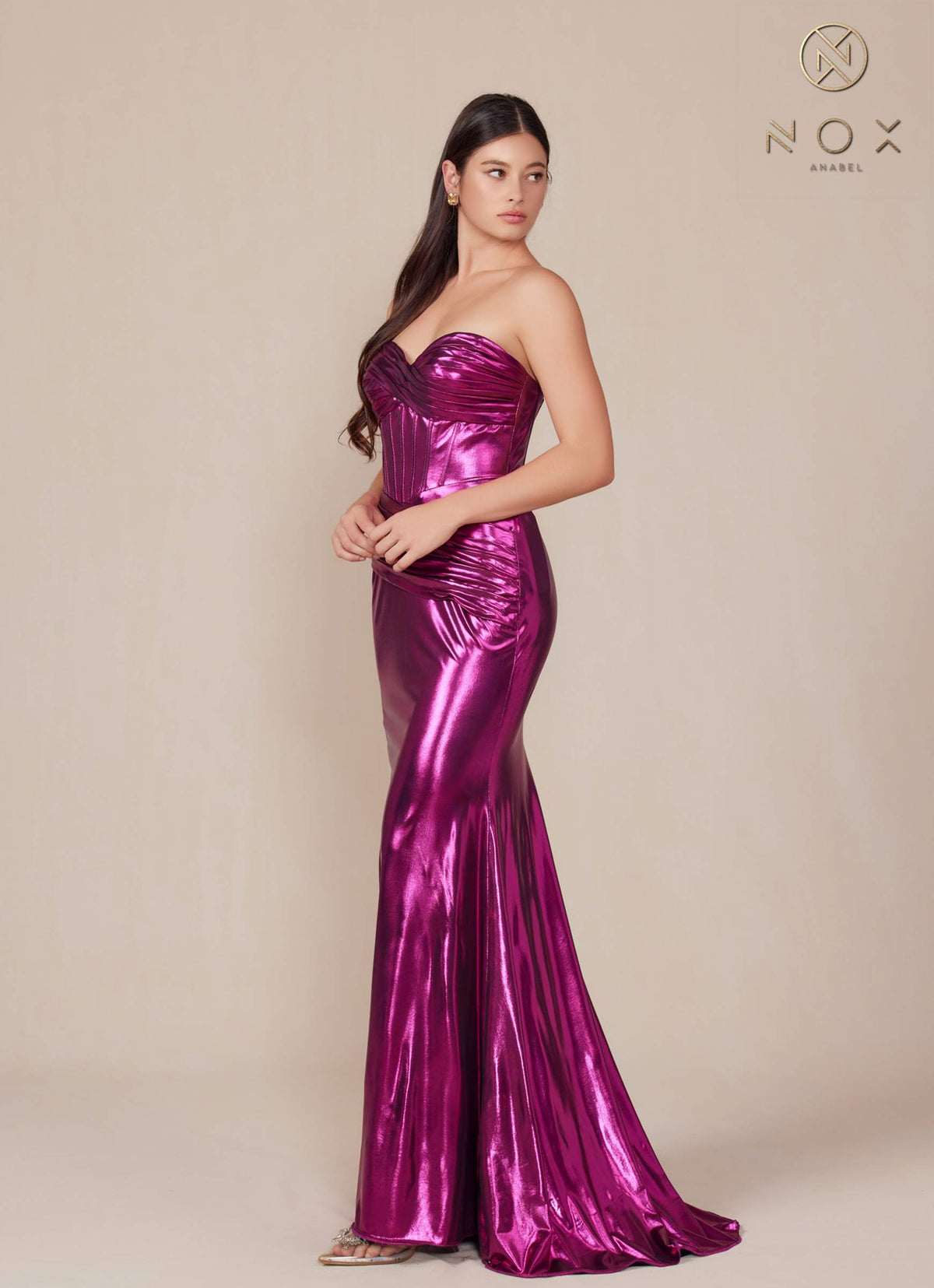 Vestido Anabel T1499 de Nox, palabra de honor, de satén metálico ajustado
