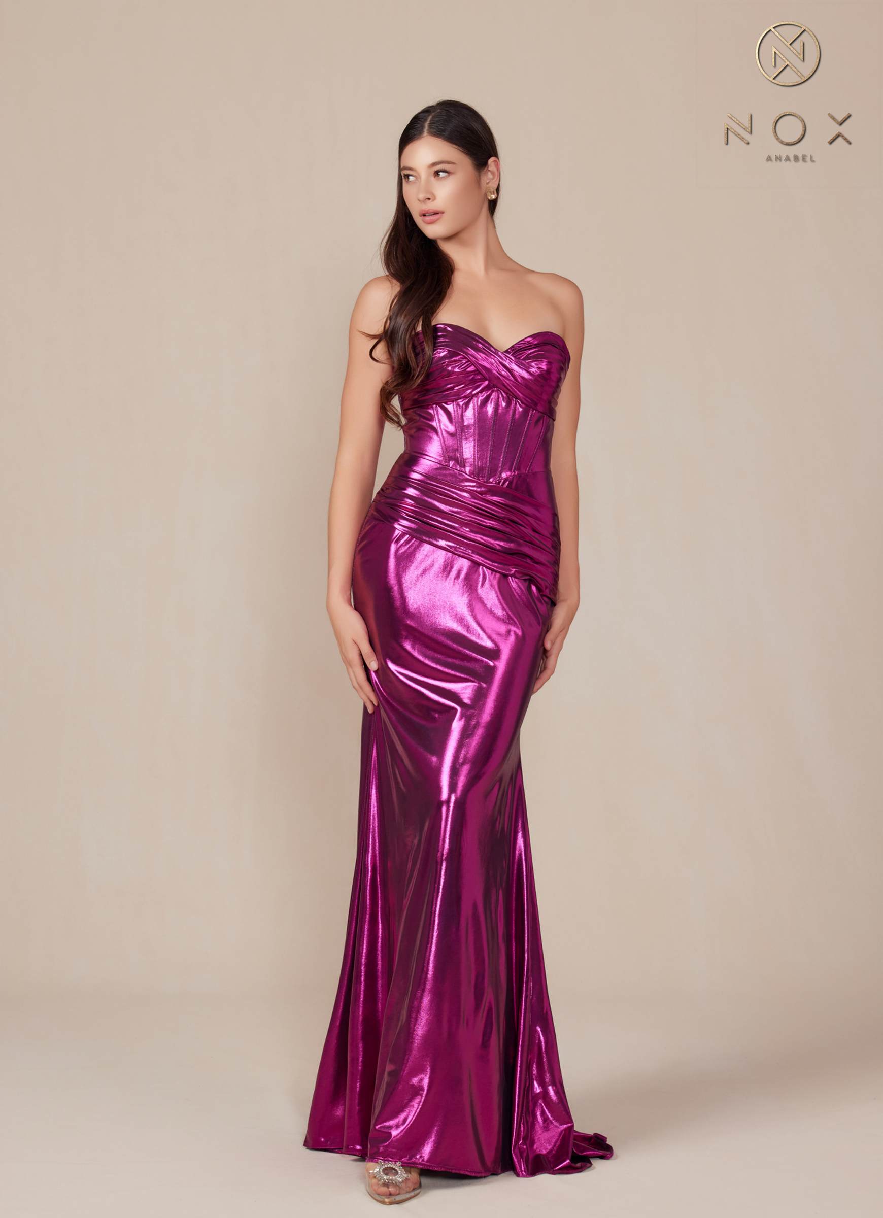 Vestido Anabel T1499 de Nox, palabra de honor, de satén metálico ajustado