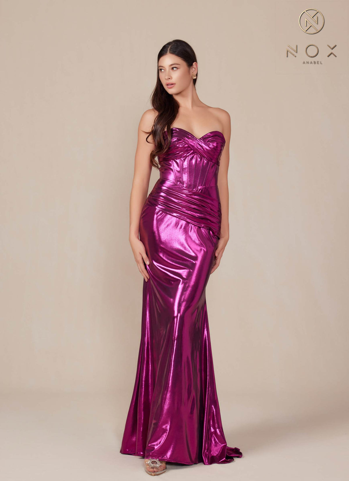 Vestido Anabel T1499 de Nox, palabra de honor, de satén metálico ajustado