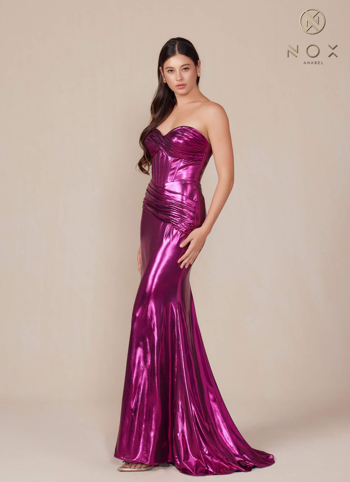 Vestido Anabel T1499 de Nox, palabra de honor, de satén metálico ajustado