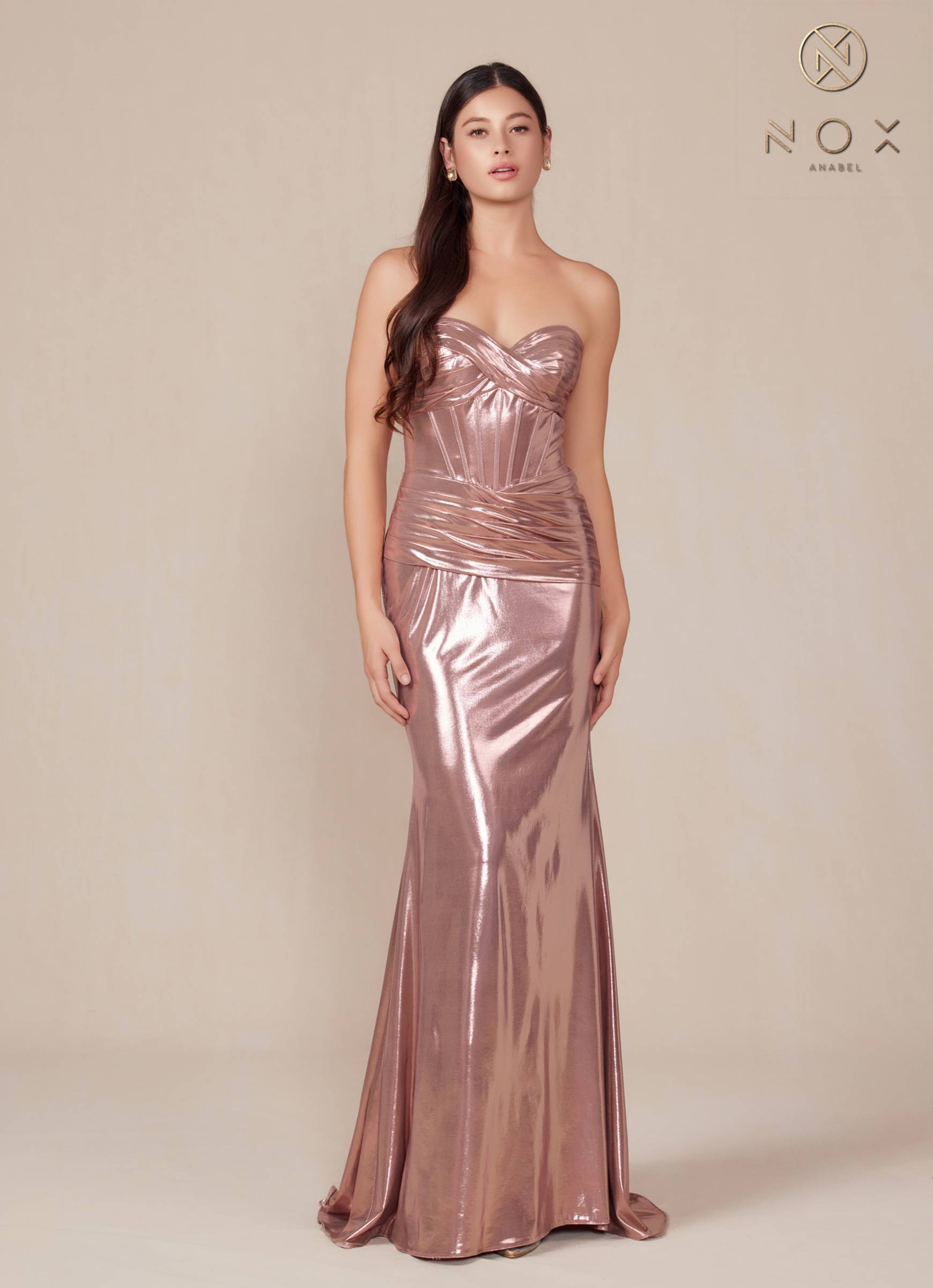 Vestido Anabel T1499 de Nox, palabra de honor, de satén metálico ajustado