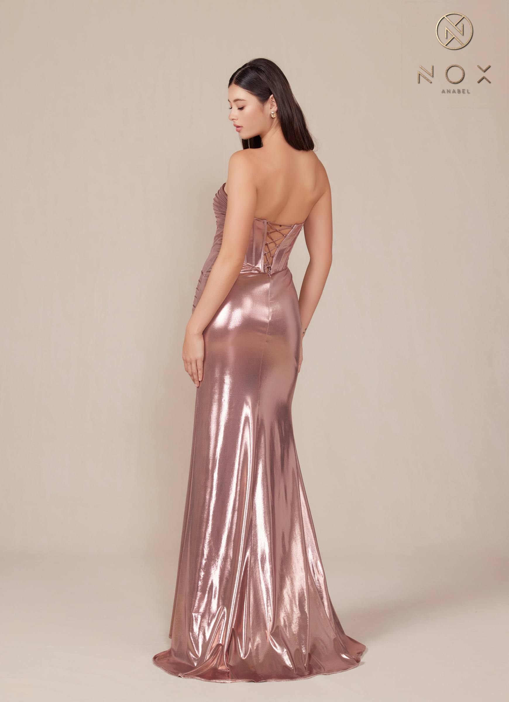 Vestido Anabel T1499 de Nox, palabra de honor, de satén metálico ajustado