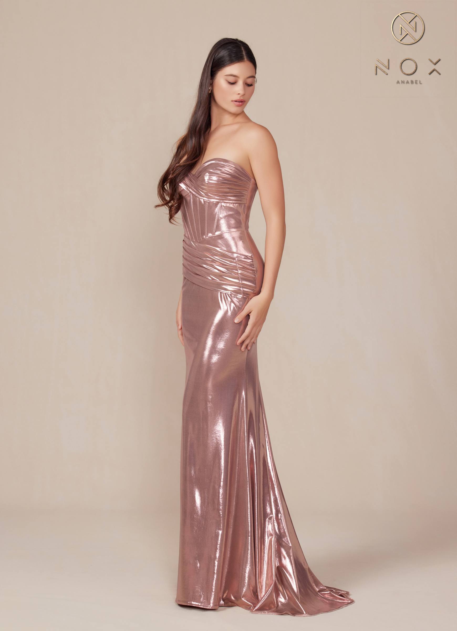 Vestido Anabel T1499 de Nox, palabra de honor, de satén metálico ajustado