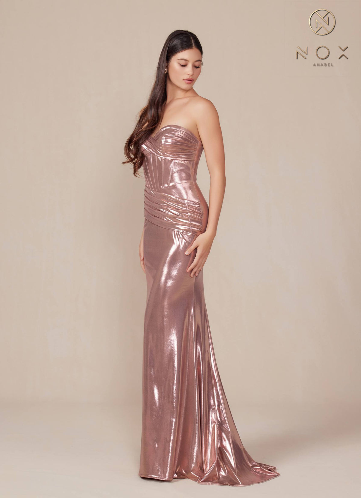 Vestido Anabel T1499 de Nox, palabra de honor, de satén metálico ajustado