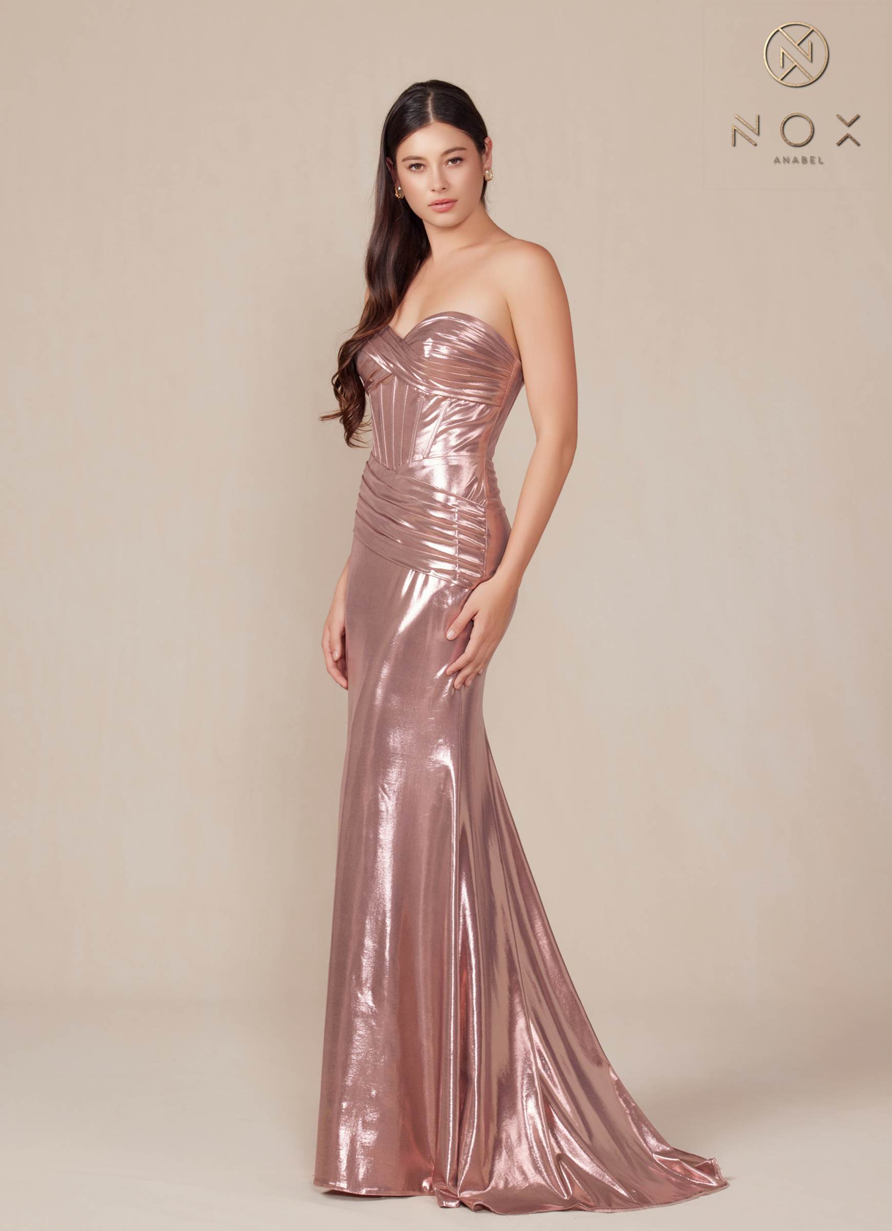 Vestido Anabel T1499 de Nox, palabra de honor, de satén metálico ajustado