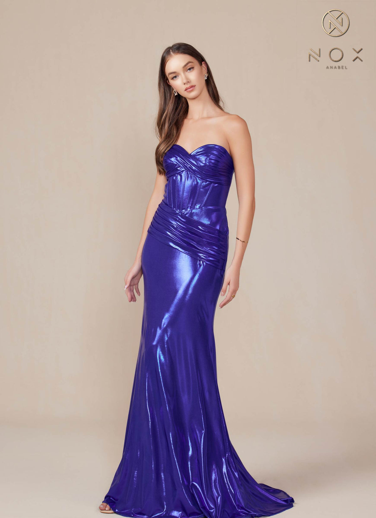 Vestido Anabel T1499 de Nox, palabra de honor, de satén metálico ajustado