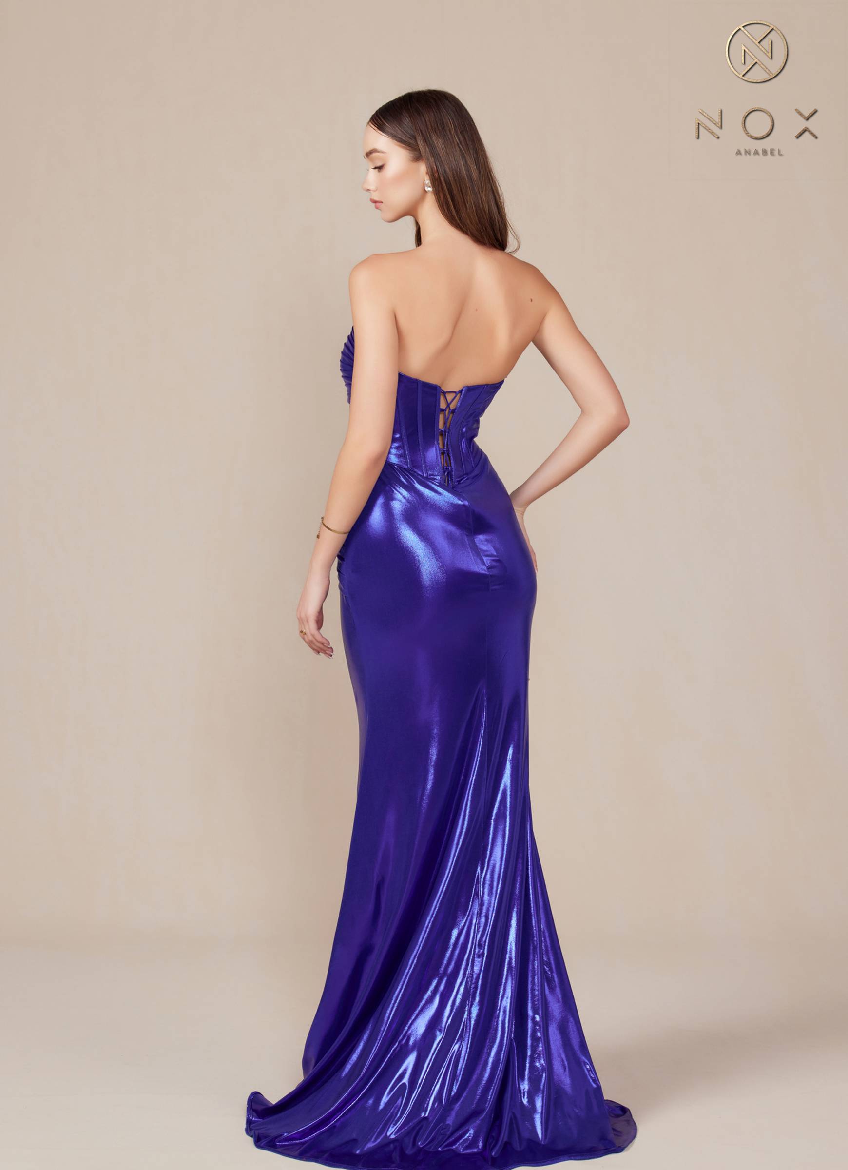 Vestido Anabel T1499 de Nox, palabra de honor, de satén metálico ajustado
