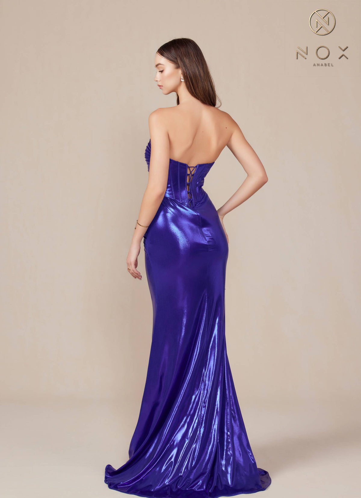 Vestido Anabel T1499 de Nox, palabra de honor, de satén metálico ajustado