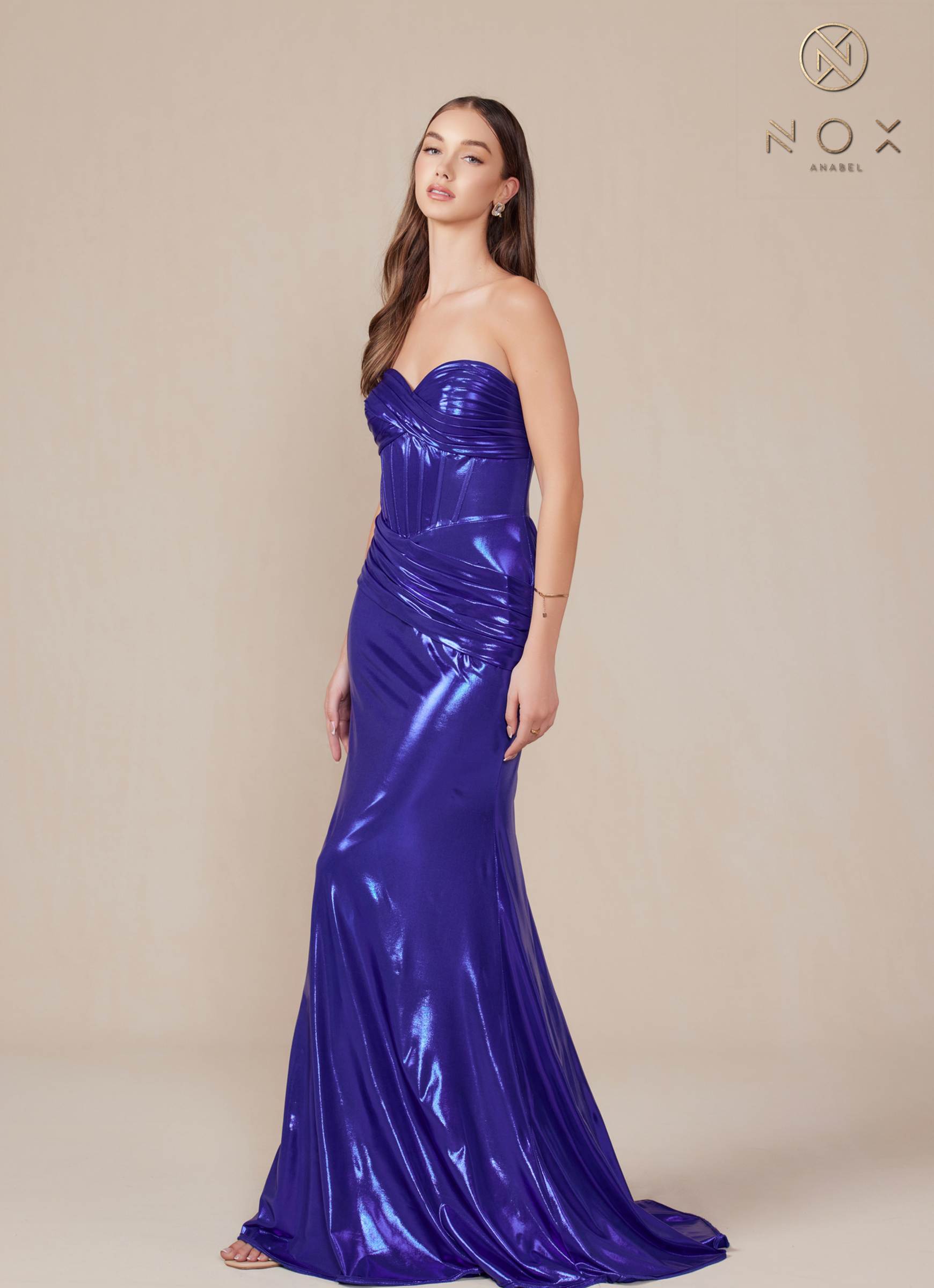 Vestido Anabel T1499 de Nox, palabra de honor, de satén metálico ajustado