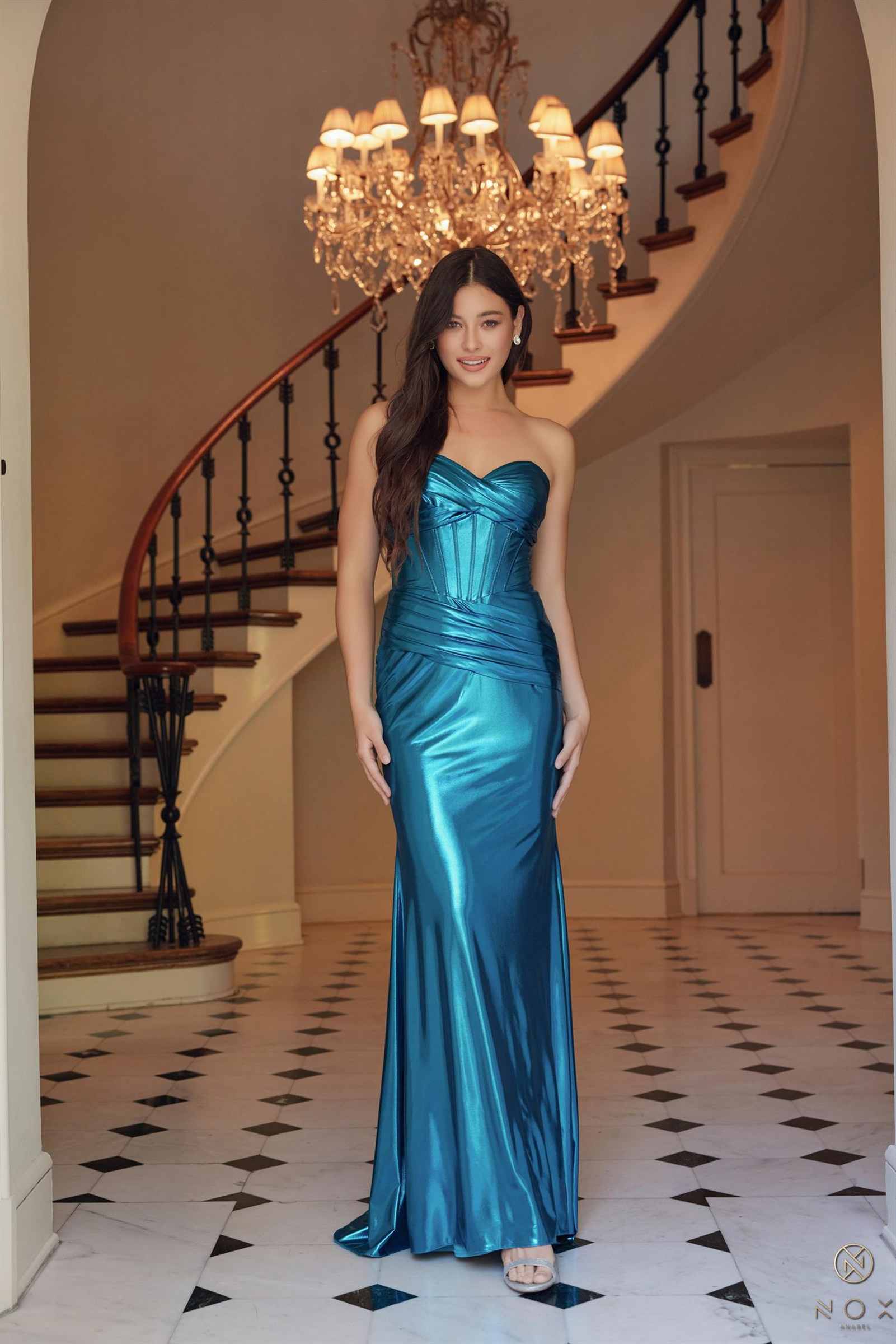 Vestido Anabel T1499 de Nox, palabra de honor, de satén metálico ajustado