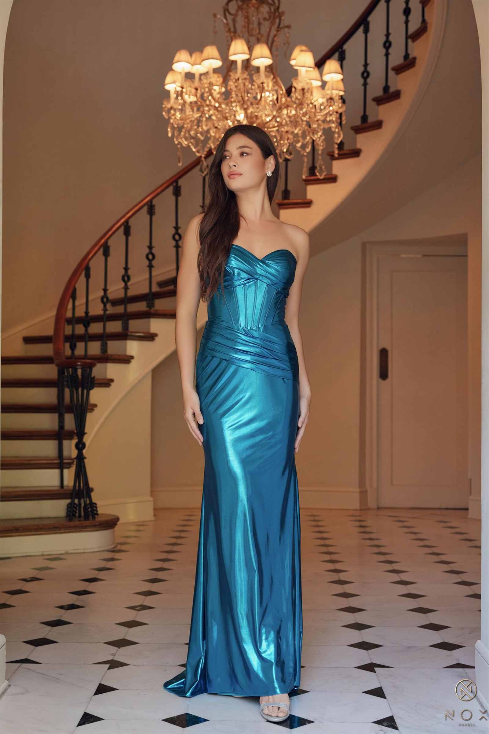 Vestido Anabel T1499 de Nox, palabra de honor, de satén metálico ajustado