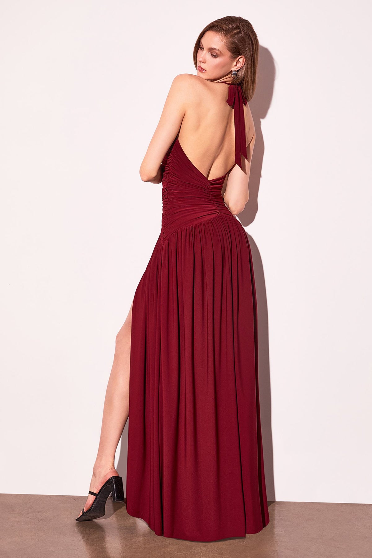 Vestido de noche con escote de pico, cuello halter y abertura en la pierna Astee T502