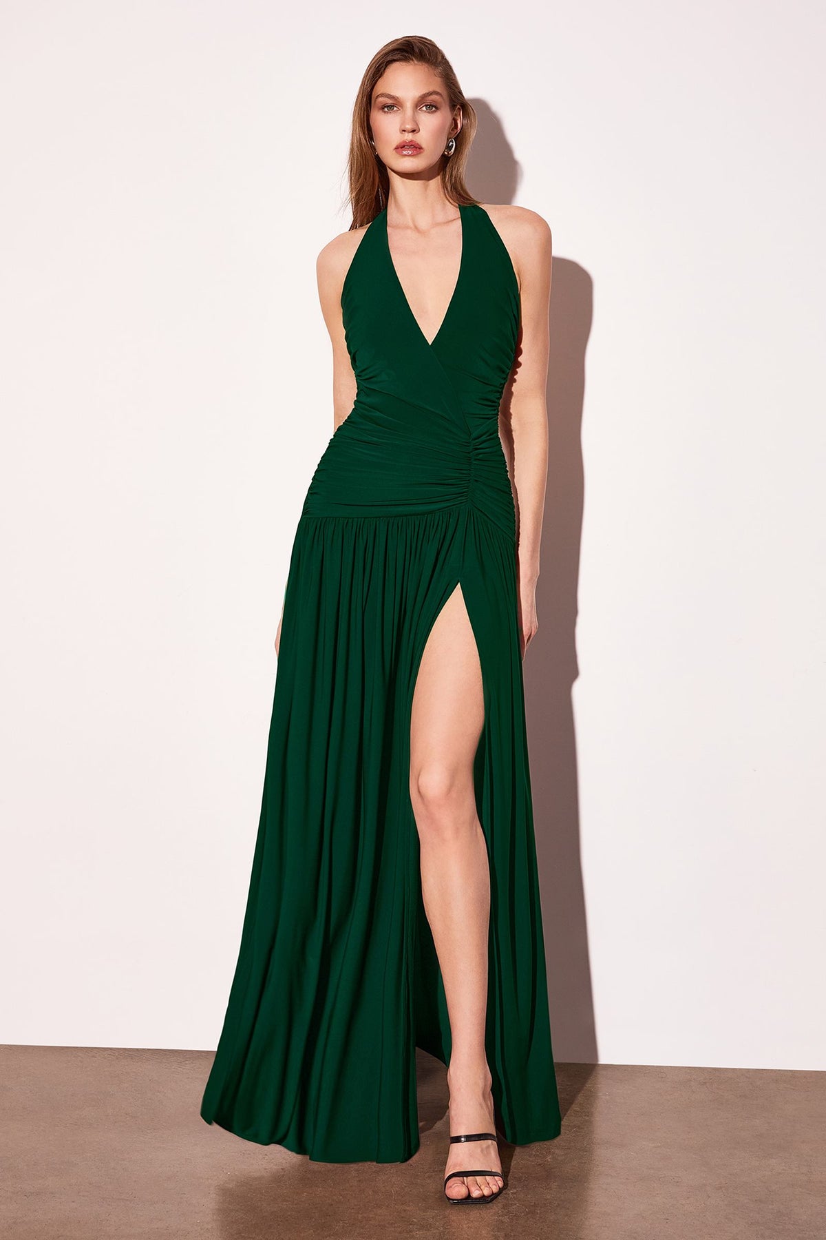 Vestido de noche con escote de pico, cuello halter y abertura en la pierna Astee T502