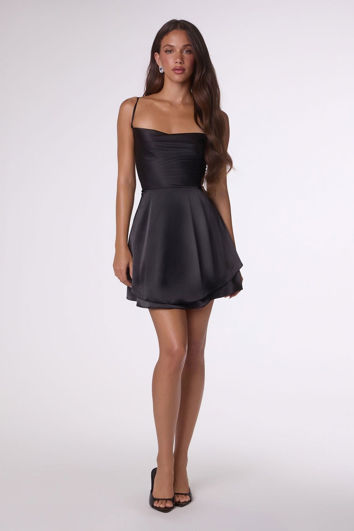 Vestido de fiesta corto de satén Amoris T616 con corte acampanado
