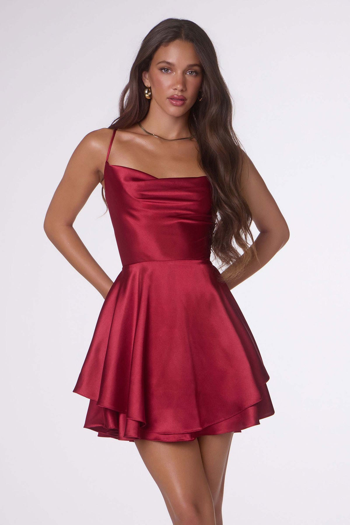 Vestido de fiesta corto de satén Amoris T616 con corte acampanado