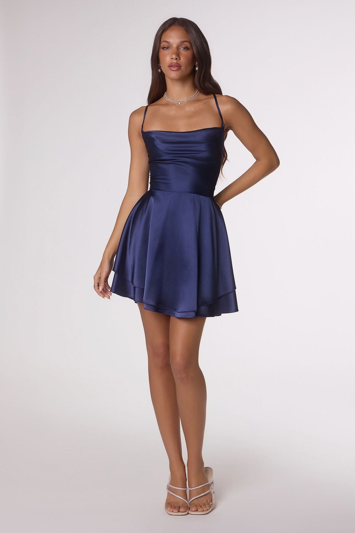Vestido de fiesta corto de satén Amoris T616 con corte acampanado