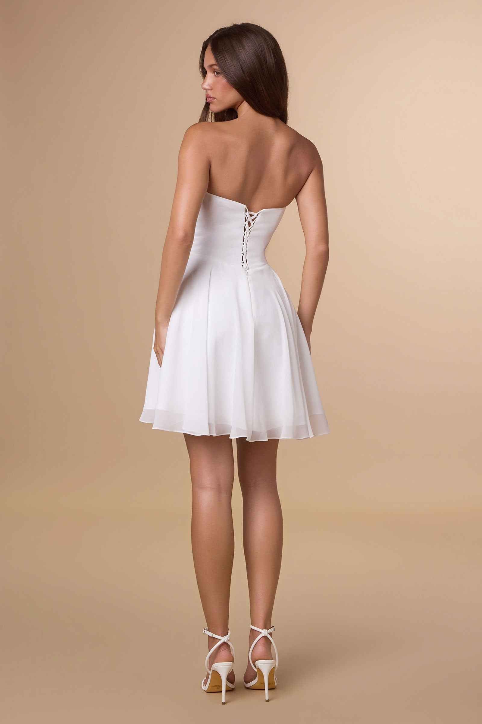 Vestido corto de chifón sin tirantes Amoris T709