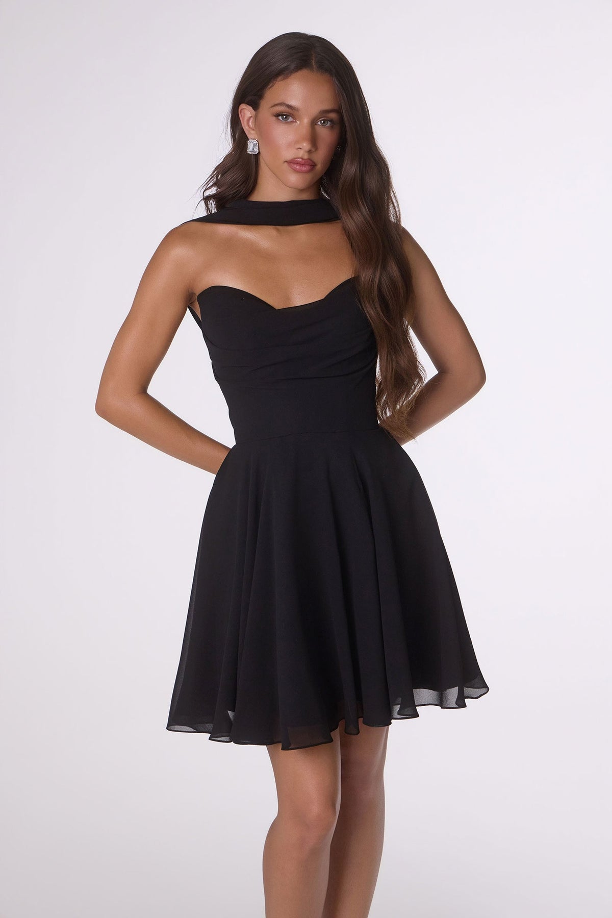 Vestido corto de chifón sin tirantes Amoris T709