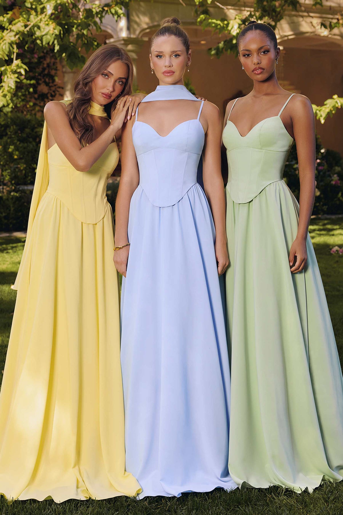 Amoris T711 Vestido largo de gasa con tirantes finos y corte en A