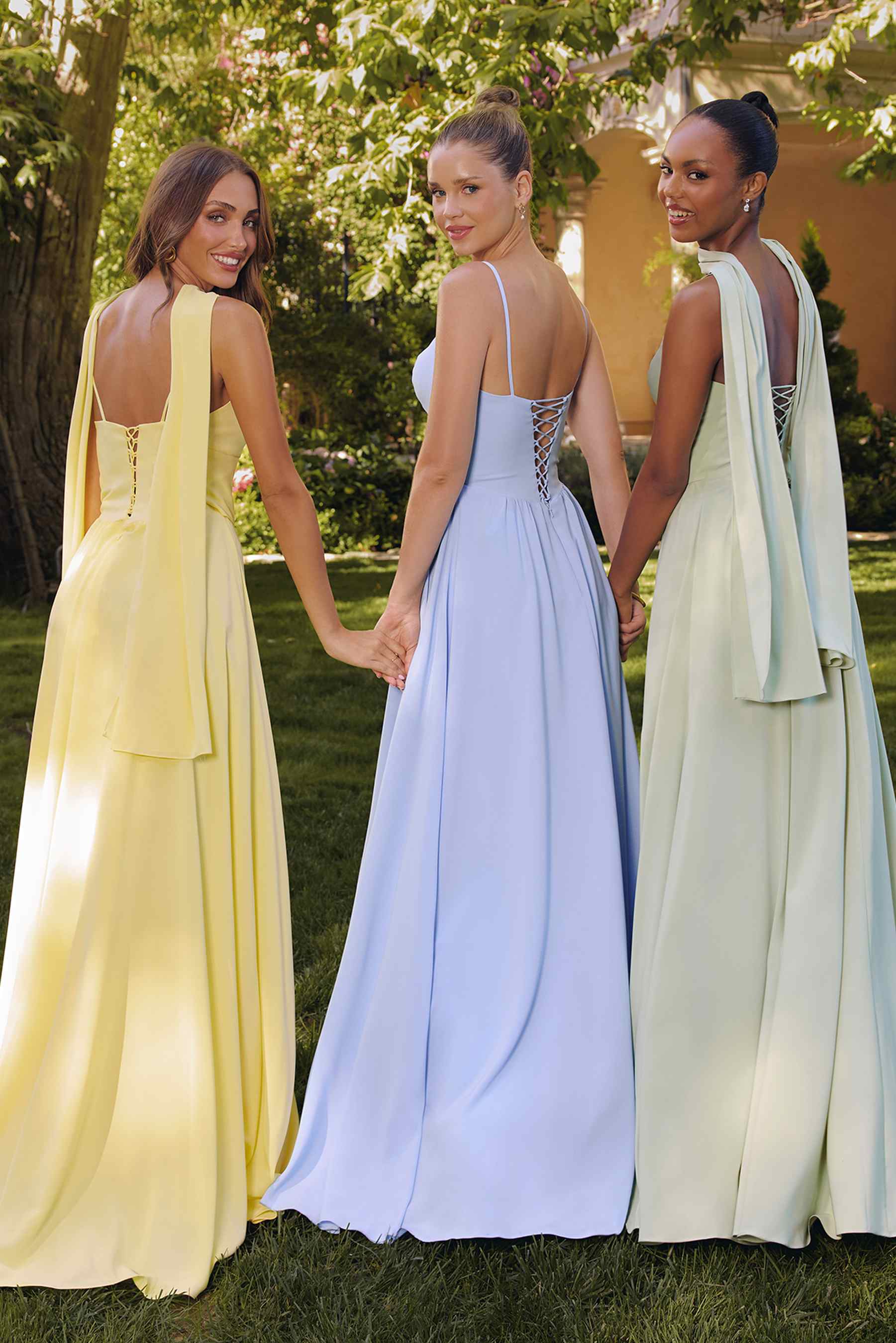 Amoris T711 Vestido largo de gasa con tirantes finos y corte en A