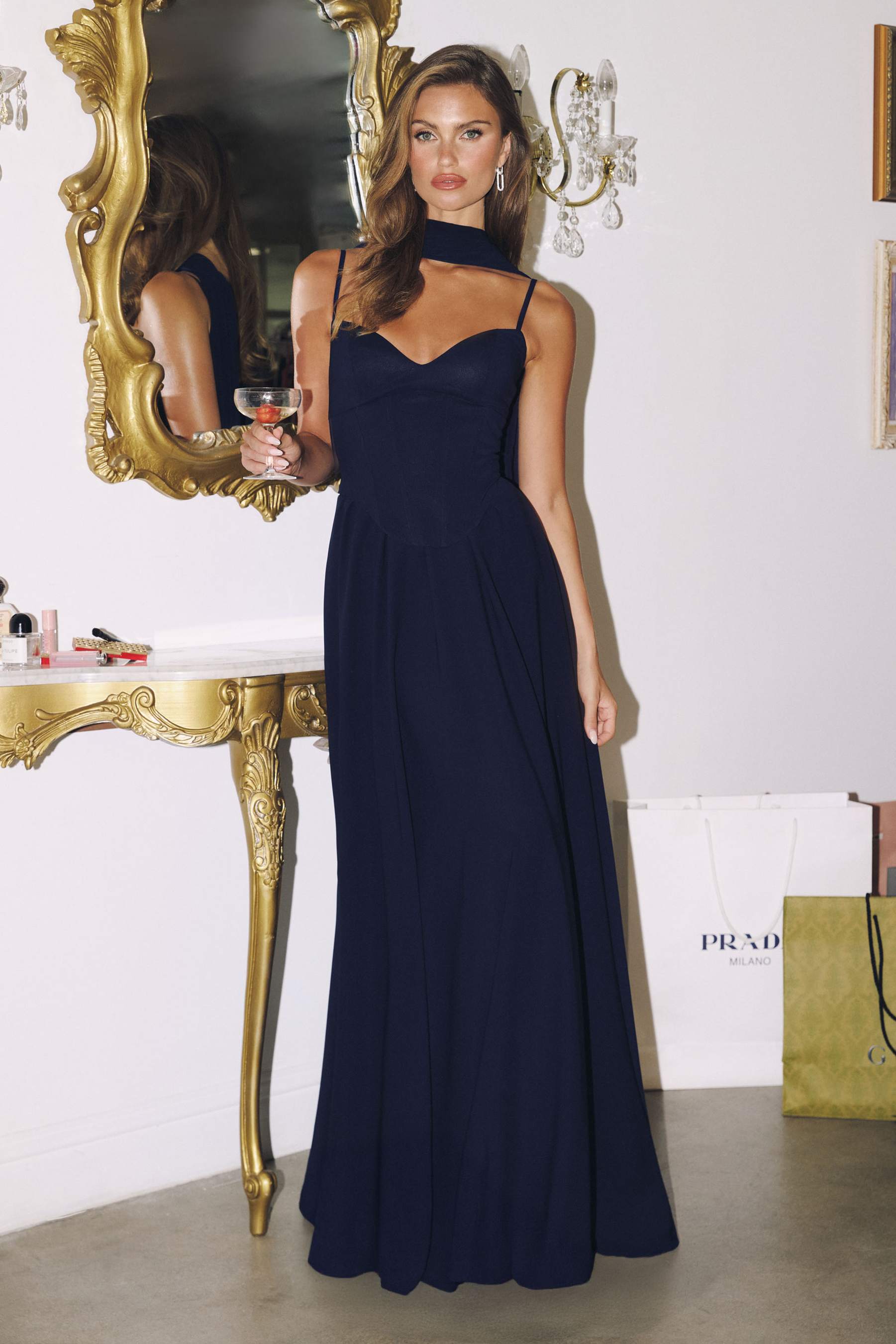 Amoris T711 Vestido largo de gasa con tirantes finos y corte en A