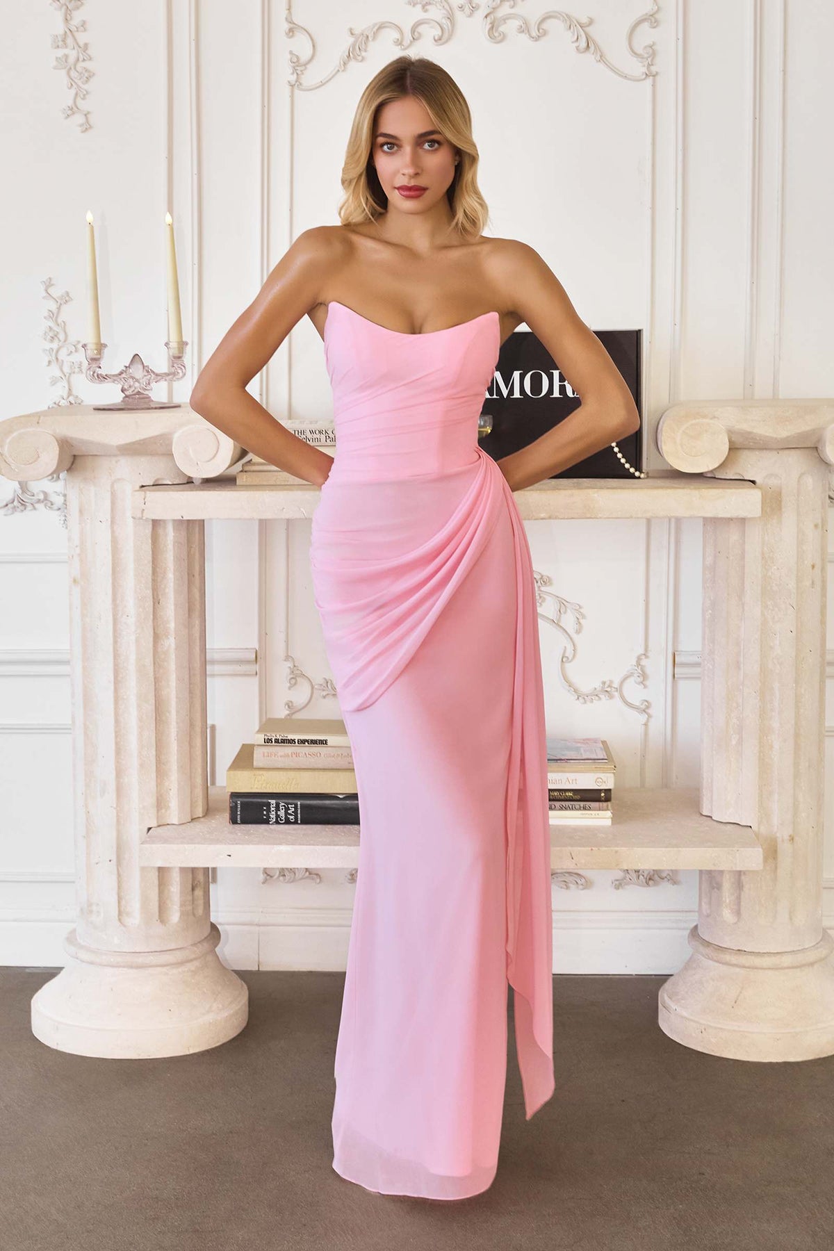 Vestido de fiesta de gasa sin tirantes con fajín lateral Amoris T726