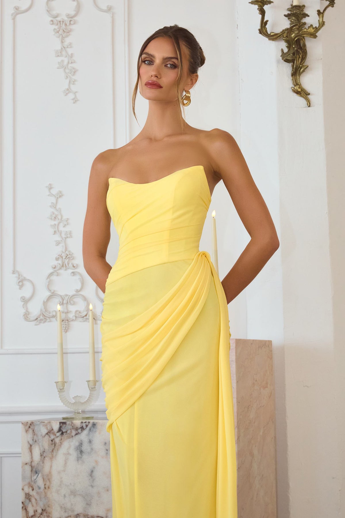 Vestido de fiesta de gasa sin tirantes con fajín lateral Amoris T726