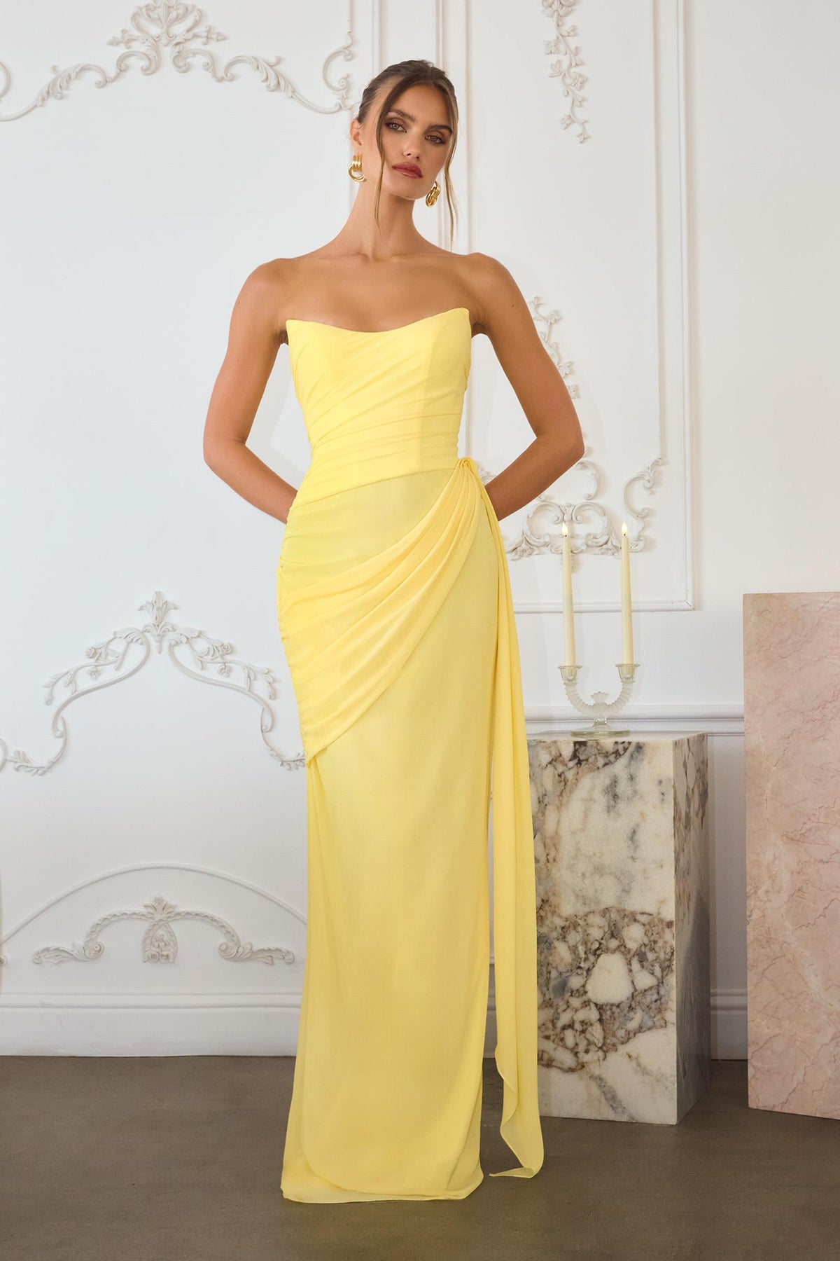 Vestido de fiesta de gasa sin tirantes con fajín lateral Amoris T726