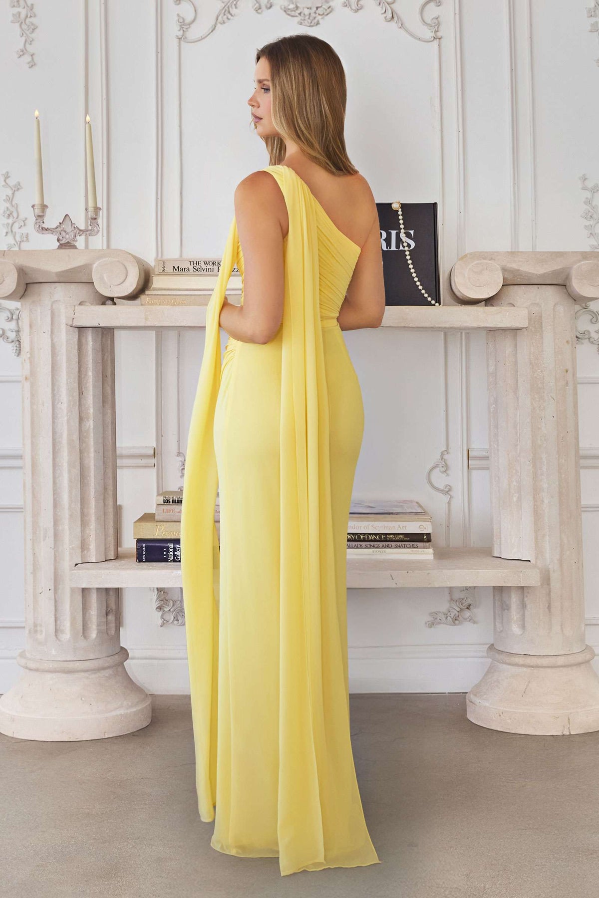 Vestido de gala de gasa con un solo hombro Amoris T730