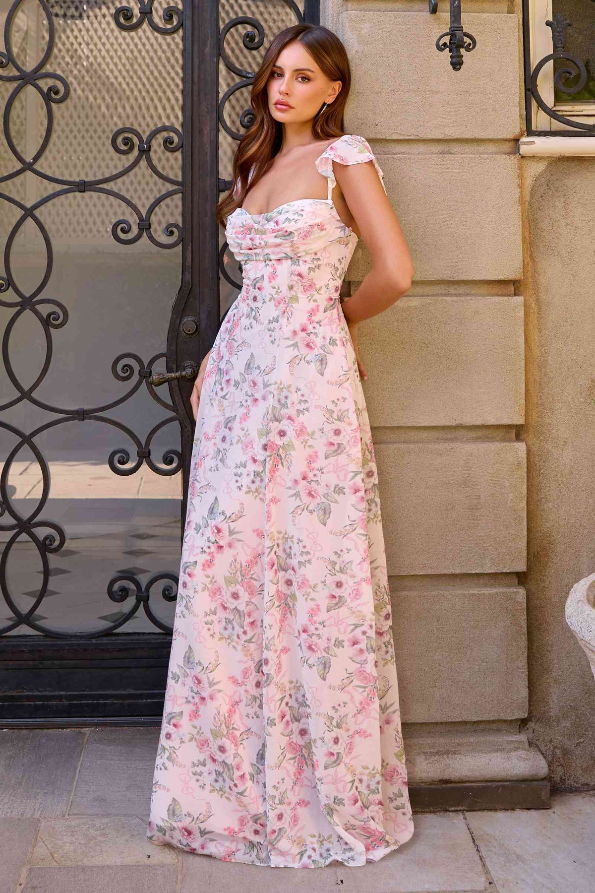 Vestido Amoris T749 de chifón floral línea A con mangas suaves de volantes