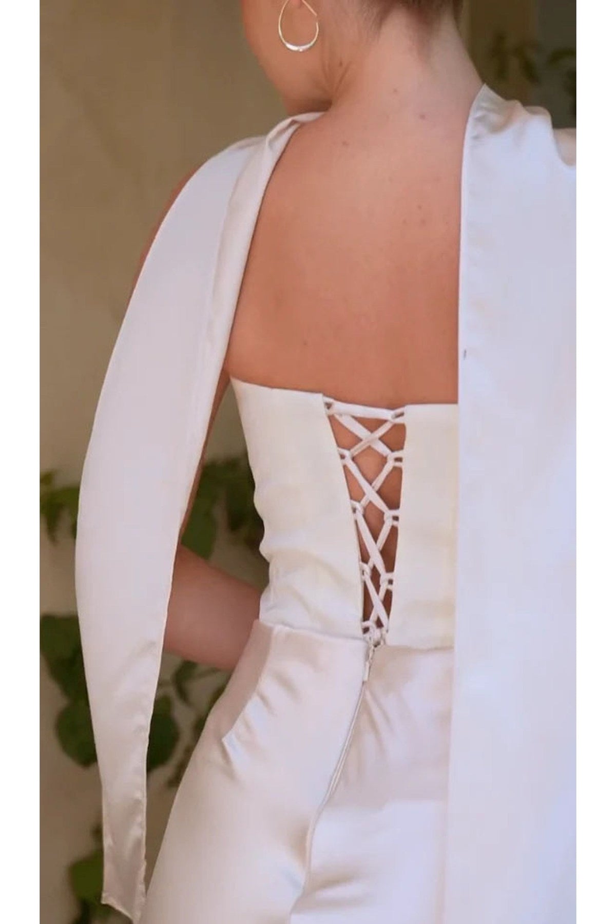 Vestido de columna de novia moderno con corpiño de satén mate Amoris T816W