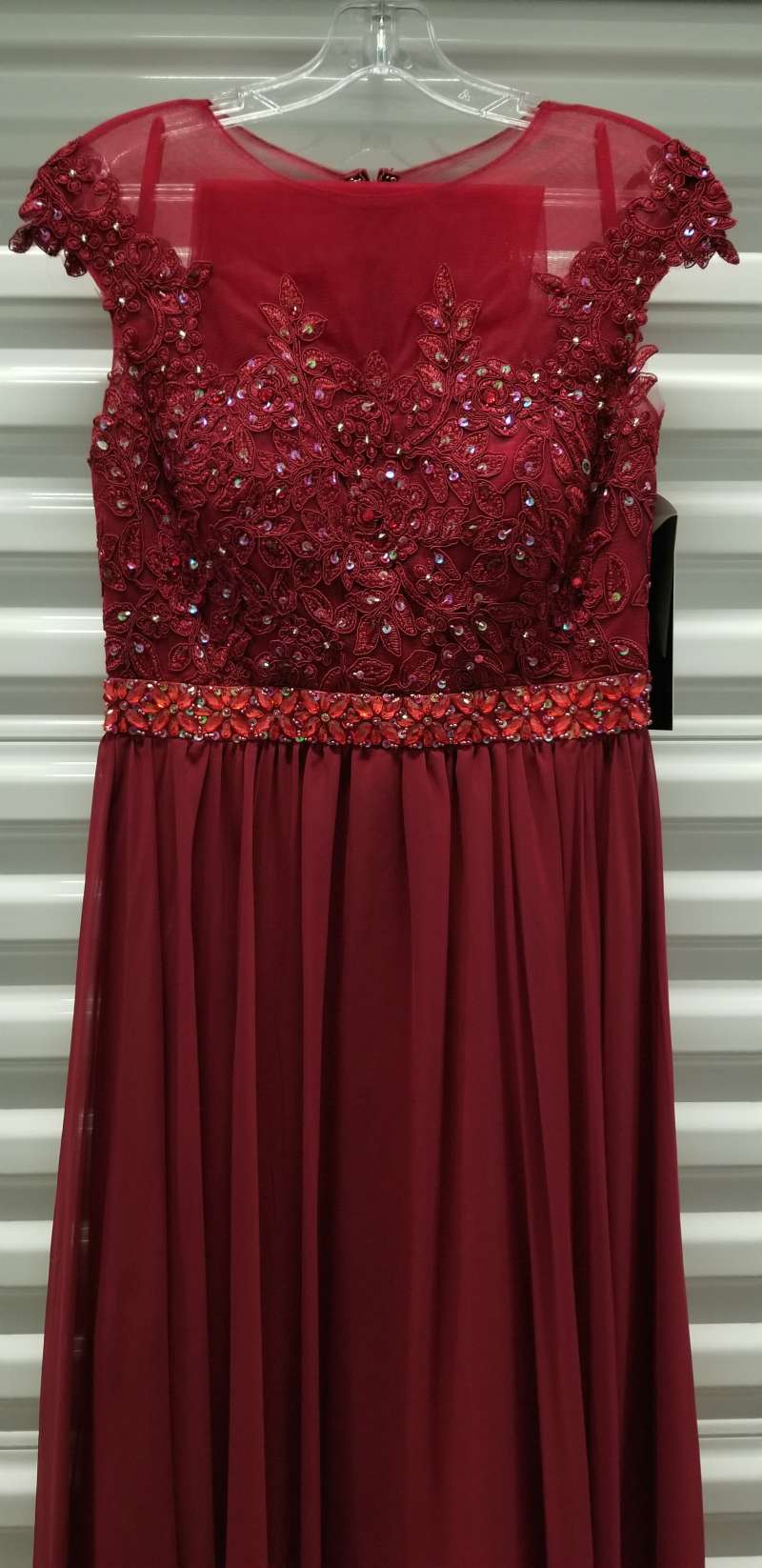 LIQUIDACIÓN - Vestido largo de manga corta Cinderella Divine UJ0011 (Talla S)