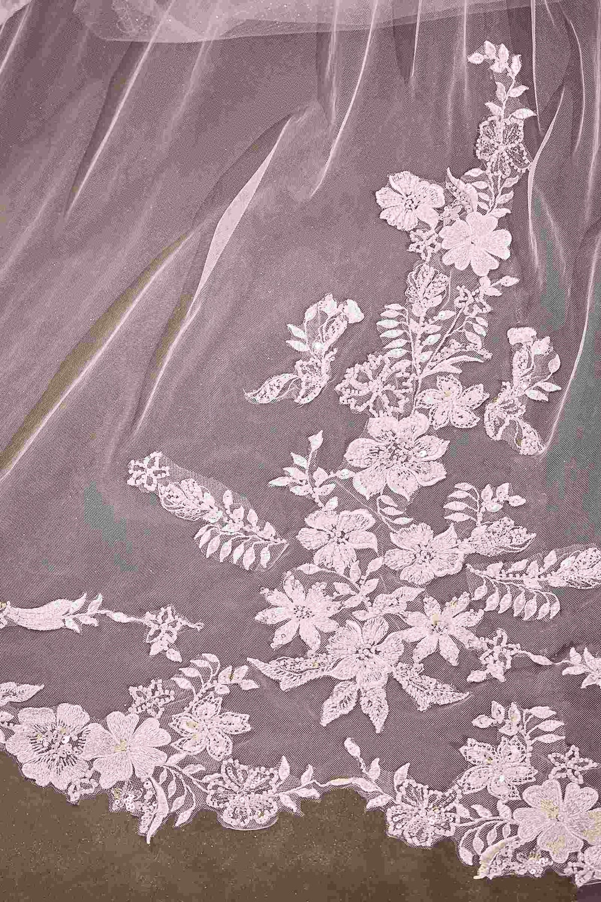Velo de Capilla con Borde Floral de Cuentas
