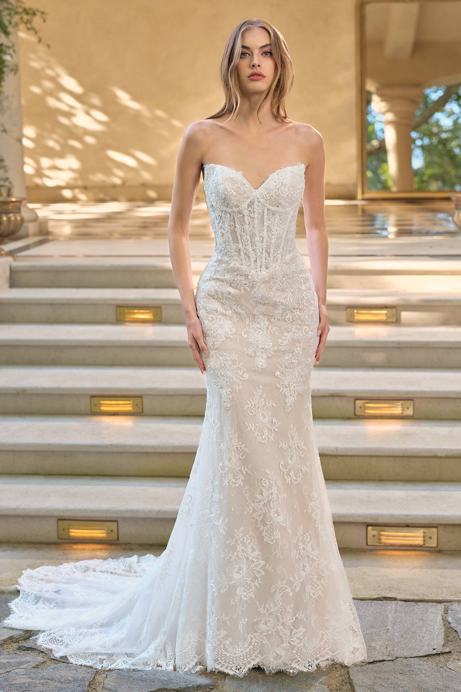 Vestido de novia Andrea & Leo WL071 corte entallado y con vuelo, superposición de encaje y chaqueta bolero