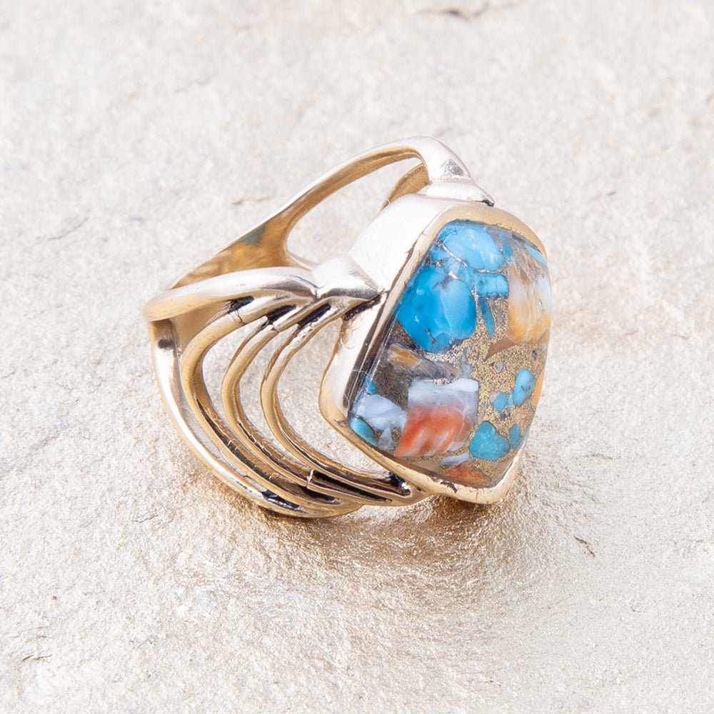 Anillo de oro con matriz de ostra espinosa azul, turquesa y naranja con flechas
