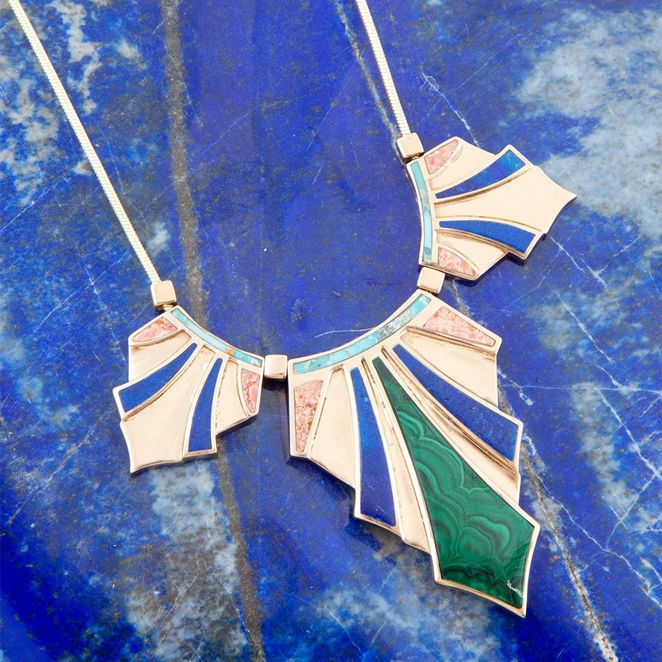 Collar llamativo Art Decó dorado con incrustaciones de colores